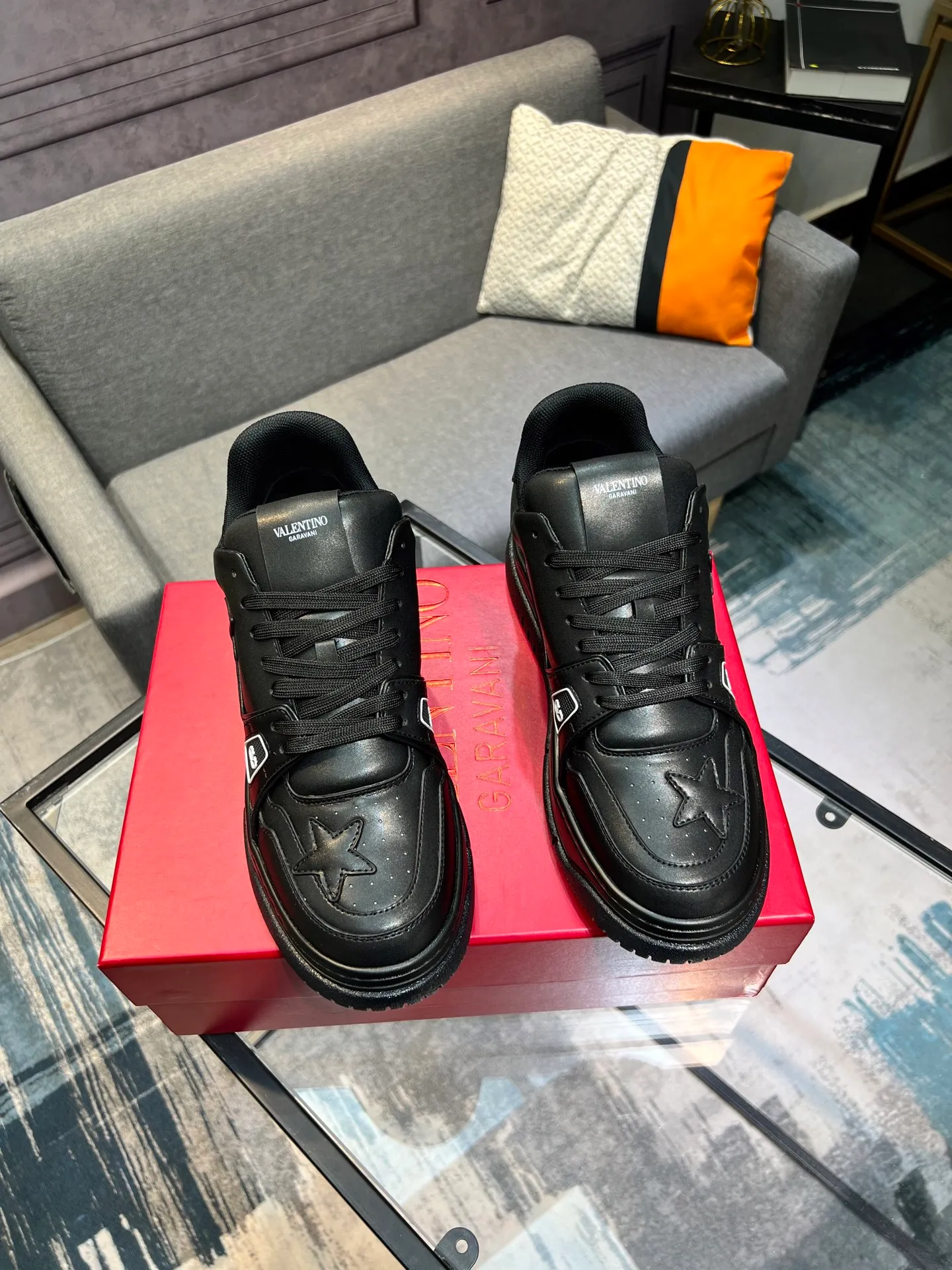 Men's Men's Shoes 💰660 Valentino 2023 early autumn new star shoes are now online! Wang Hedi and Ren Jialun have been worn by many celebrities. Who can refuse the same couple shoes as Wang Hedi! The design of Stars Stab My Heart is cool and spicy. The material of the shoes is cowhide, and every color is beautiful! Size 35-40, men’s size 39-44 (women’s 41, men’s 38, 45🉑️customized)